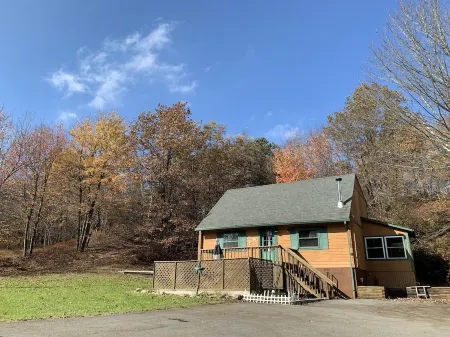 Cozy Poconos Cabin Getaway - 8 min from Kalahari! Отели в г. Танкханнок Тауншип
