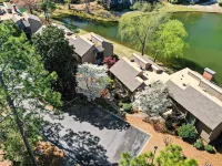 Lakefront Pinehurst Condo 2BD/2BA 派恩赫斯特住宿飯店
