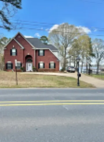 Beautiful fully furnished lakefront house
