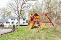 Retreat with Hot Tub, 10 Min to Skiing, Fireplace and Firepit! Hotels in Warwick