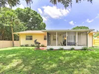 Venice Palm Villa - Minutes to the Beach - Screened Patio- Fenced yard! Hotels in Venice Gardens