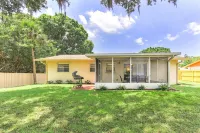 Venice Palm Villa - Minutes to the Beach - Screened Patio- Fenced yard!