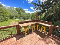 Newly built Luxury 3 bedroom Mountain Chalet in town - Hot tub and Pet Friendly!