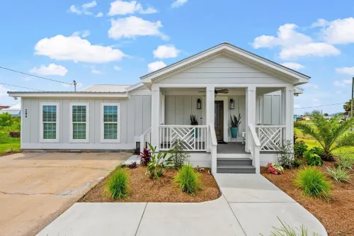 Sleeps 10, Pet Friendly, Fully Fenced Back Yard!