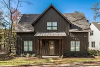 Family friendly Lakehouse- private dock, kayaks & SUP board. Neighborhood pool! Hotels in 