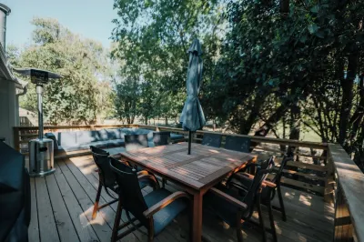 Stylish Hill Country cottage 3 blocks to Main