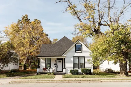 "The Homestead" UPSCALE STAY - Downtown with Yard