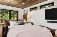 Riverside Oasis: Hot Tub, Fire Table & Scenic Cold Plunge