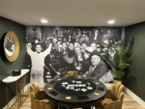 Luxurious Speakeasy Lodge, Hot Tub, Wifi & Hidden Speakeasy! Mins from the Caves