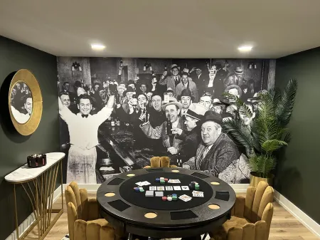 Luxurious Speakeasy Lodge, Hot Tub, Wifi & Hidden Speakeasy! Mins from the Caves