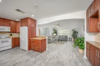 Stunning Fully Remodeled House with Heated Pool! 30%OFF Hotels in Bee Ridge