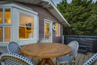 The Emerald Cottage - renovated 1950s beach cottage one block to beach , hot tub