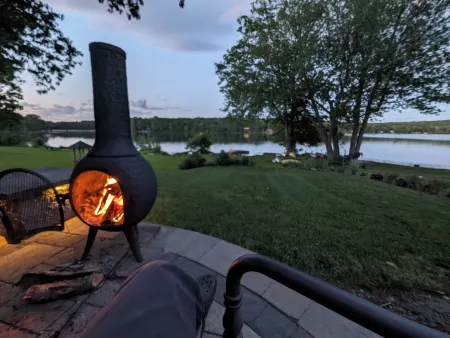 Spacious modern home on private lake Отели в г. Андовер