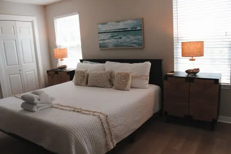 BEACH HOUSE W/POOL/SPA -5 minute walk to beach- NO WORRIES BEACH HAPPY Отели рядом с достопримечательностью «Тайби-Айленд Лайт Стейшен Энд Музеум»