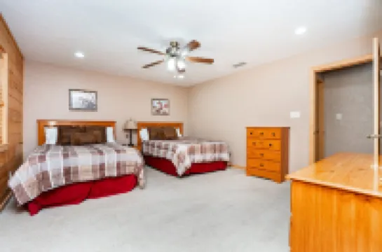 Serene Lakeside Getaway