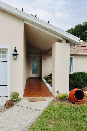 Modern Heater pool house tampa. Close to the park and zoo Отели в г. Лейк-Магдалин