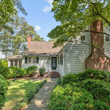 Inviting Waterfront Cottage on Cedar Creek