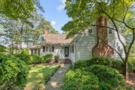 Inviting Waterfront Cottage on Cedar Creek