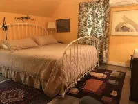 1880's Farm House on a Christmas Tree Farm 5 Minutes to Oregon State University