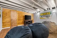Lombardi's Lodge: 4BR Home 5min Walk to Lambeau