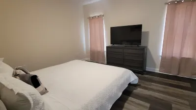 Vibrant Memphis Home- 3 Min to Beale, Stax, & FedEx Forum Hotel dekat 901 Comics