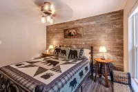 "UNWIND BY THE WATER'S EDGE" Beautiful 2/1 Cabin w/ Hot Tub on Roaring Creek!