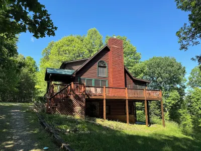 Spectacular Mountain View, rustic log, hot tub, deck fireplace