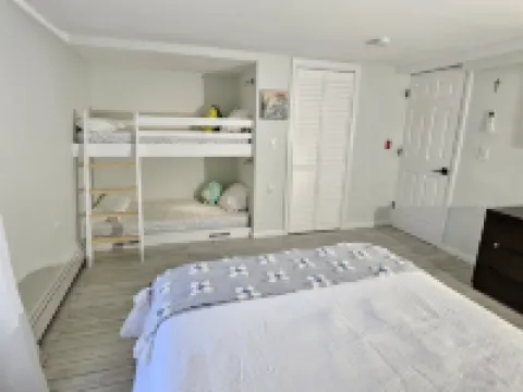 Beachy Chic 1 Bed - Great Location + Parking