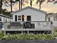 Boho Beach Cottage- Quiet, Deck, Private parking, Bikes- 1 mi to Beach & Boards!