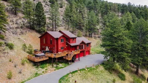 Picturesque Mountain Retreat with Private Creek