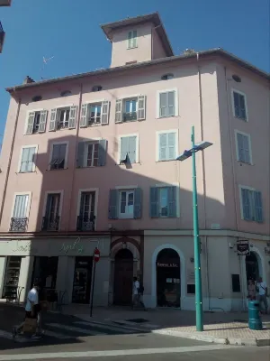 In the center of Menton, near the sea