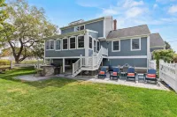 Ocean View Family Home, Game Room, Walk to Beach & Nubble Lighthouse! - 부티크