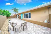 Heated Pool & Tiki Hut! Air Hockey+Close To Beach!