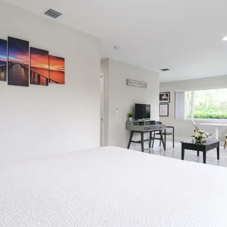 Hot Spa - Super Clean - 8 M Drive to Beach, Restaurants, Nightlife