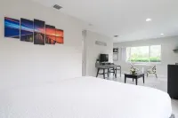 Hot Spa - Super Clean - 8 M Drive to Beach, Restaurants, Nightlife