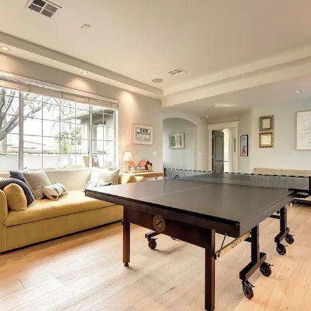 Spacious Arcadia Bright and Cheery House