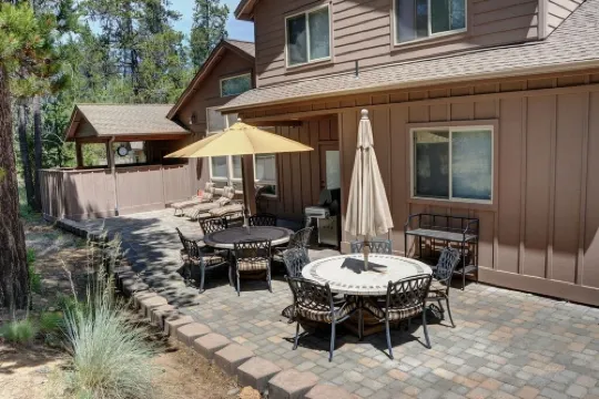 Premier Luxury Home with 6 Br/6 BA, Hot Tub, Game Room, Sharc Passes, A/C