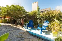 Cozy, ground floor apt 5 min walk to bch. PET friendly. FREE bottle of PROSECCO