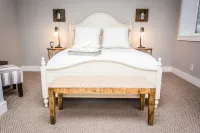 Modern Farmhouse Steps from Downtown New Buffalo & Lake Michigan! Hotels in New Buffalo