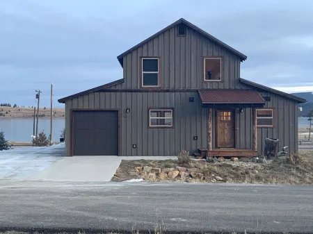 Lake House at Georgetown - just steps from the marina & easy winter access Отели в г. Дир Лодж Каунти