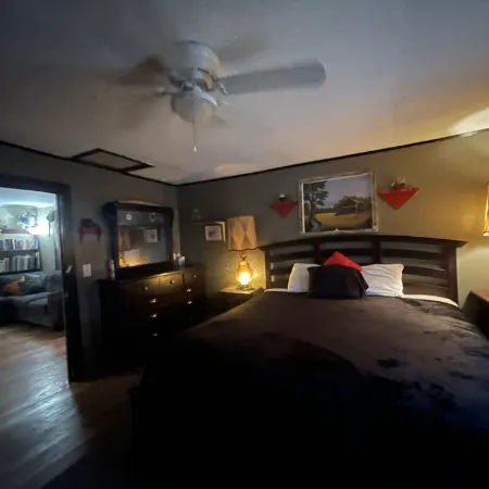 Cozy with spectacular views, easy access to I-64, and each end of the NRGNP