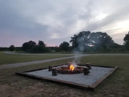 Cabin for two on 160 Acres,less than 20 min from Choctaw Casino Durant OK