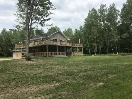 Brand New Lodge Located 10 min from Lake Michigan, 45 min from Lake Superior