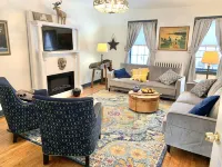 A Haven of Rest in Stately Historic Home Cozy 2nd floor Suite.