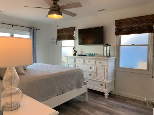 Just steps away from the ocean! Charming, cozy and a home away from home.