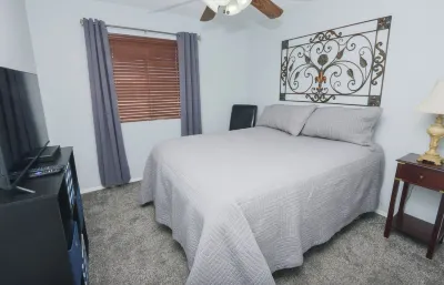 OCO-Heated pool for additional fee and spacious 4br home for your comfort. Waylon's Water World附近的飯店