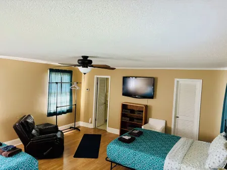 Rates Lowered for Aug & September 2025! Only 200 Steps to the Beach! Отели рядом с достопримечательностью «Спортивная площадка Уэйв Уотч»