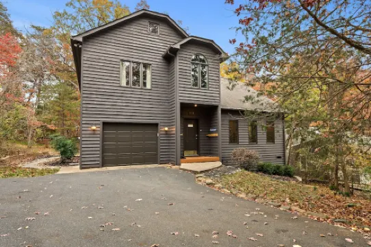 Cozy 5 Br Family Getaway with Hot Tub, Game Room, Sauna, Level 2 EV Charger!