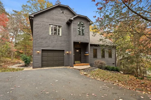 Cozy 5 Br Family Getaway with Hot Tub, Game Room, Sauna, Level 2 EV Charger!