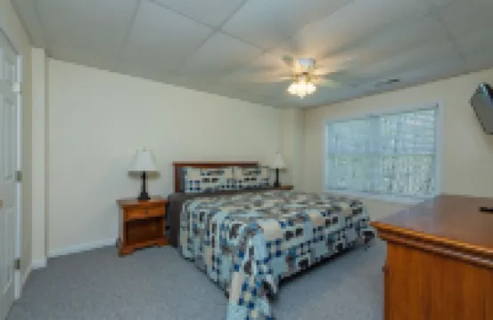 Spacious Mtn Getaway~Fire Pit+Grill, WiFi, Private, Mins to Downtown Burnsville! 揚西縣酒店